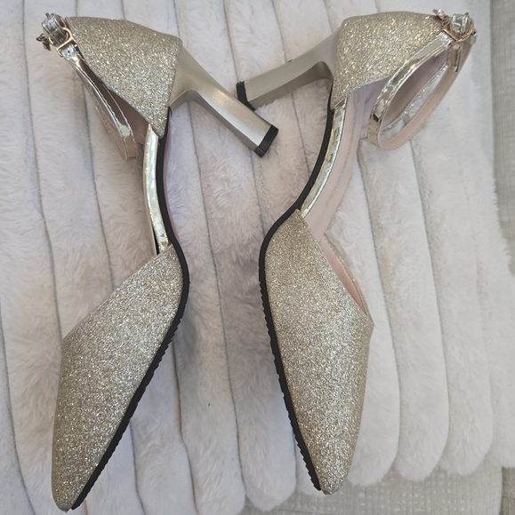 Elegant Gold Glitter Women's Shoes - Picture 8 of 15